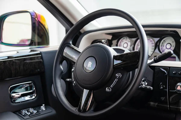 Interior view of new a very expensive Rolls Royce Phantom car, a — Stock Photo, Image