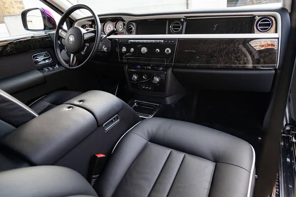 Widok wnętrza nowego bardzo drogie Rolls Royce Phantom samochód, — Zdjęcie stockowe