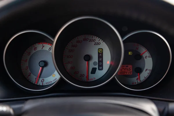 Interiören i bilen med utsikt över instrument brädan, speedomete — Stockfoto