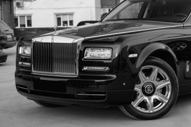 Pahalı lüks Rolls Royce Phantom 'un ön görüntüsü.