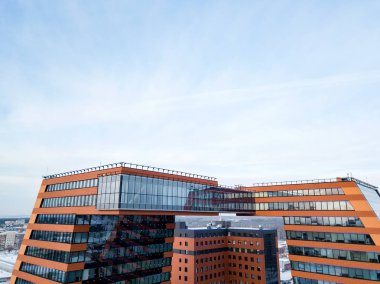 İki bina bağlayan köprü üzerinde havadan görünümü