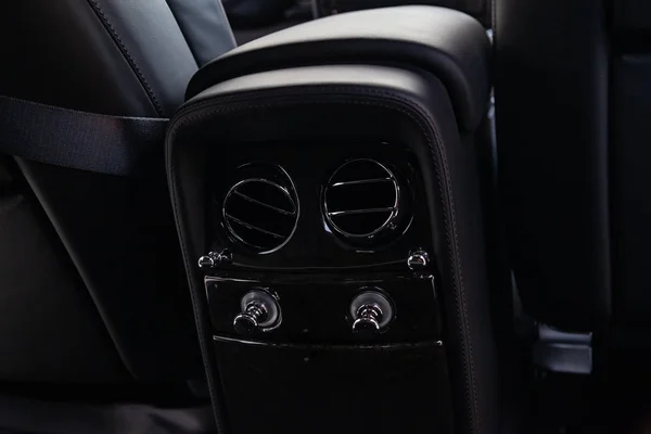 새로운 매우 비싼 자동차의 내부 보기, 긴 검은 리무진 — 스톡 사진