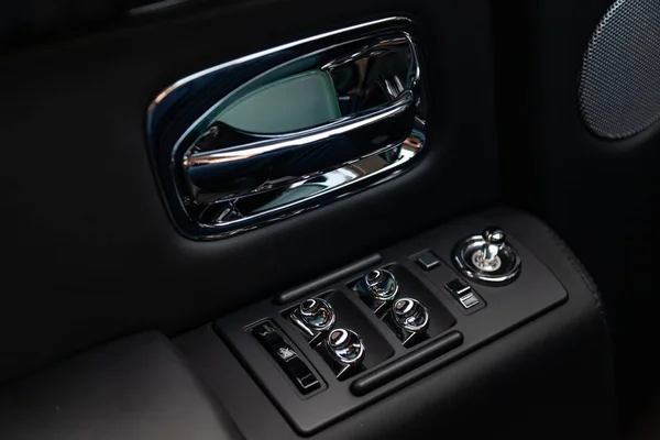 Wnętrze widok nowy bardzo drogie Rolls Royce Phantom samochód, — Zdjęcie stockowe