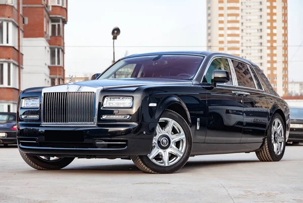 Vista frontal de nuevo un lujo muy caro Rolls Royce Phantom ca — Foto de Stock