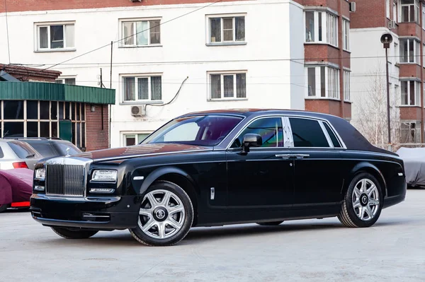 Vista frontal de nuevo un lujo muy caro Rolls Royce Phant — Foto de Stock