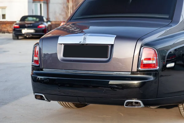 Vista trasera de nuevo un lujo muy caro Rolls Royce Phantom coche — Foto de Stock