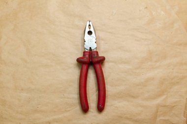 P kelepçeleme sırasında kullanılan kırmızı kauçuk kolları ile yakın çerçeveler