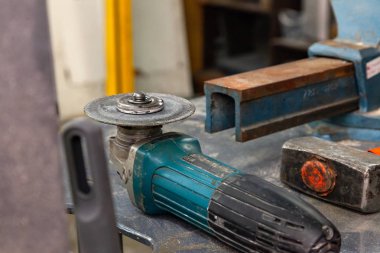 Büyük ve ağır mengenelerden oluşan bir takım araçlara sahip çalışma tezgahı, 