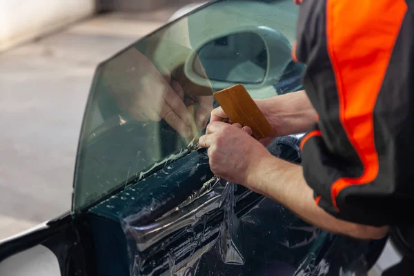 Průvodce pro instalaci dalších zařízení drží odstín fil — Stock fotografie