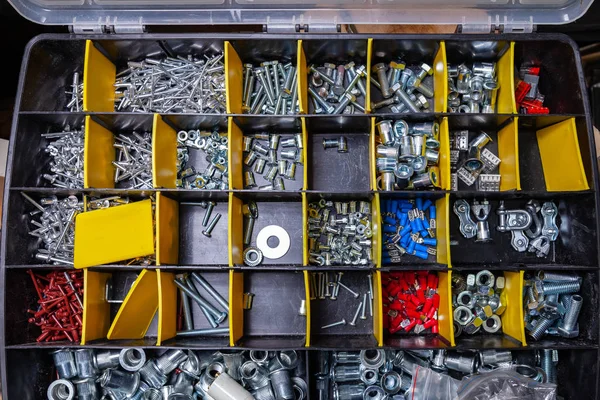Pudełko do przechowywania i sortowania materiału do mocowania narzędzi i konstr — Zdjęcie stockowe
