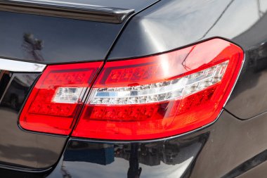 Excellen koyu gri iç siyah araba arka stop lambası görünümü