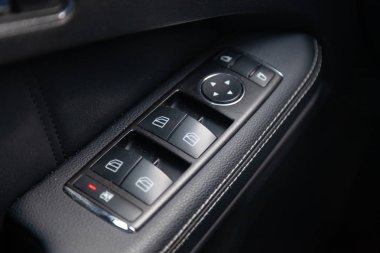 Sürücü kapı paneli manzaralı aracın iç ve