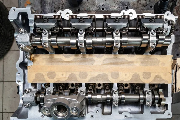 Top view of a four-cylinder engine with new camshaft dissembled — Stock Photo, Image