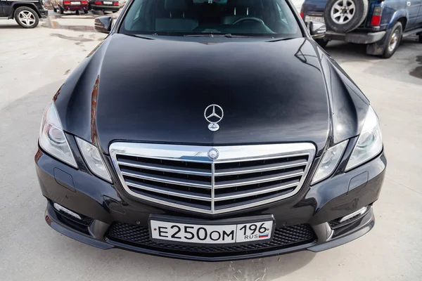 Mercedes Benz E-class E250 negro 2010 año vista frontal con oscuridad — Foto de Stock