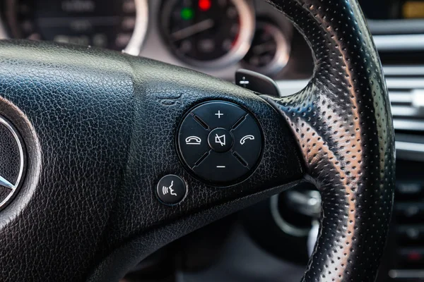 O interior do carro com vista para o volante, mãos — Fotografia de Stock