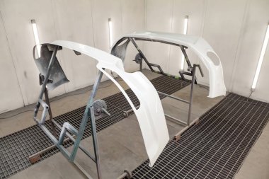 Sonra araba vücut parçaları profesyonel kutusunda boyama ve kurutma 