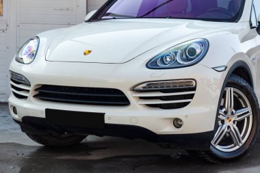 Beyaz Porsche Cayenne 958 2011. Ön manzara mükemmel.