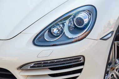 Beyaz Porsche Cayenne 958 2011 ön far ve gün ışığı