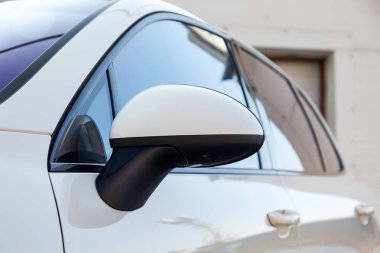 Beyaz araba yılı ön ayna ve isim plakalı pencereler