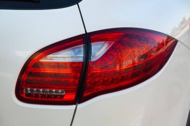 Beyaz araba yılı. Kırmızı arka lamba manzarası mükemmel durumda.