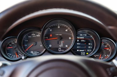 Direksiyonun bir görünümü ile arabanın iç, dashb