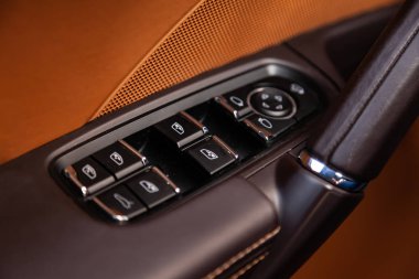 Sürücü kapısı, pencere düğmeleri ve kolçak b ile iç görünüm