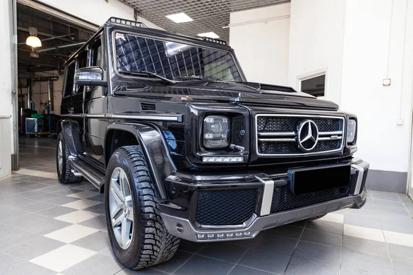 Vista frontal de lujo muy caro nuevo negro Mercedes-Benz G-cl — Foto de Stock