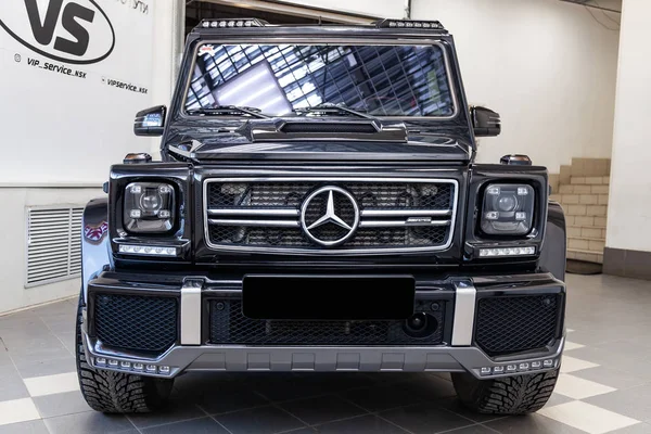 Вид на роскошный новый черный Mercedes-Benz G-cl — стоковое фото