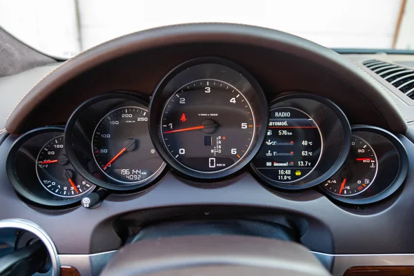 Interiören i bilen med utsikt över ratten, dashb — Stockfoto