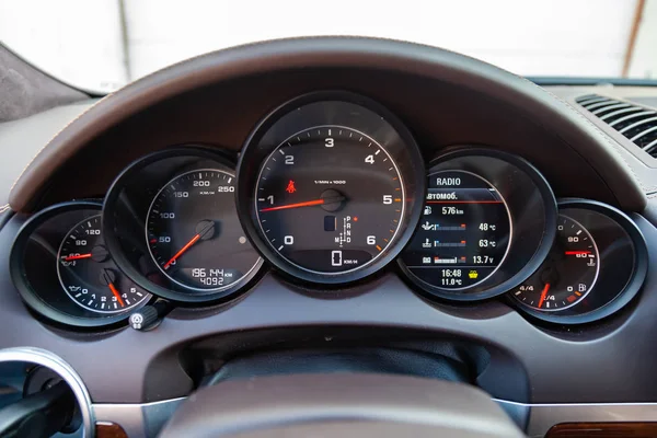 Het interieur van de auto met uitzicht op het stuurwiel, dashb — Stockfoto