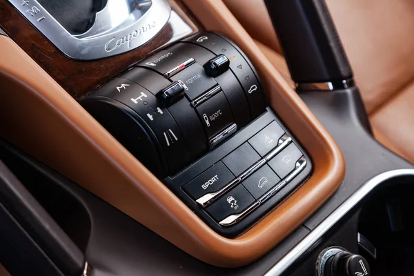 Interiér vozu Porsche Cayenne 958 2011 rok s VIP — Stock fotografie