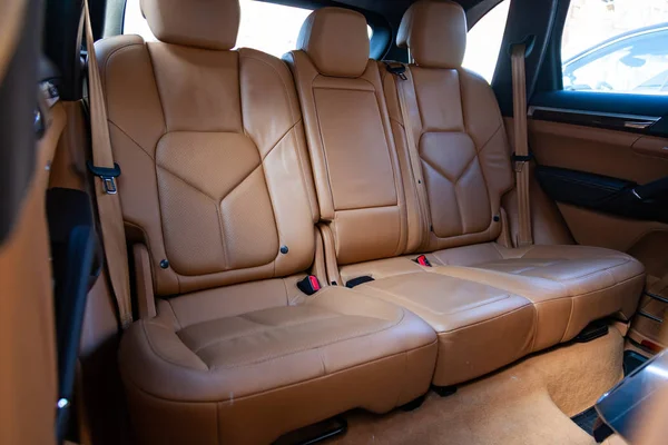 Wnętrze samochodu z widokiem na tylne siedzenia i drzwi — Zdjęcie stockowe