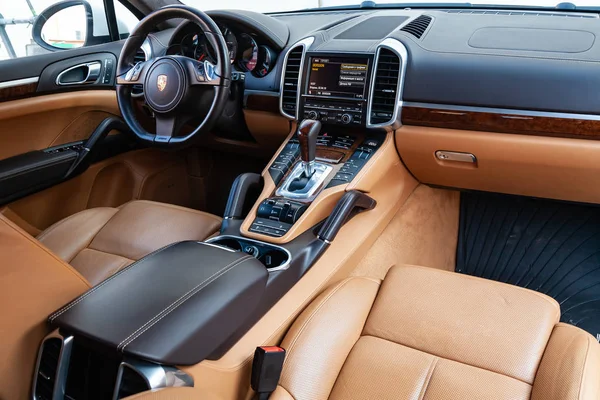 El interior del coche Porsche Cayenne 958 2011 año con una competencia — Foto de Stock