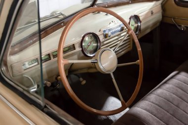 Direksiyon simidi ve iç o ile açılan pencerede görünüm