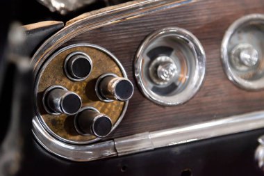 Otomatik ge için kontrol düğmeli araçlar ve panel