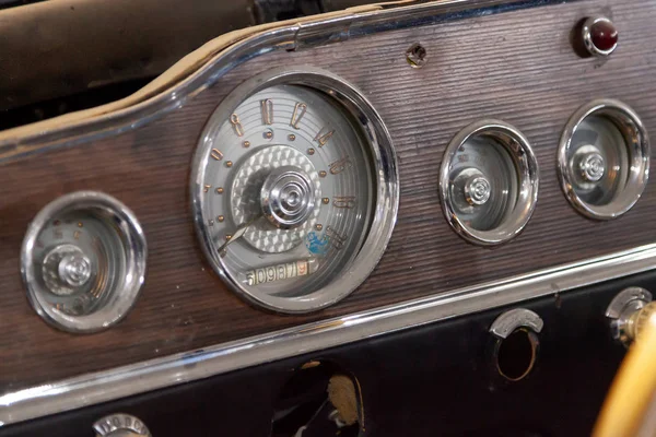 Salpicadero vintage coche retro con velocímetro analógico, tacómetro —  Fotos de Stock