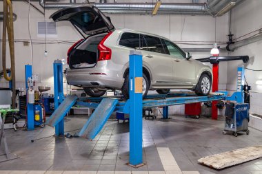 Bej ikinci el araba stand tekerlek hizalama yakınsama o duruyor