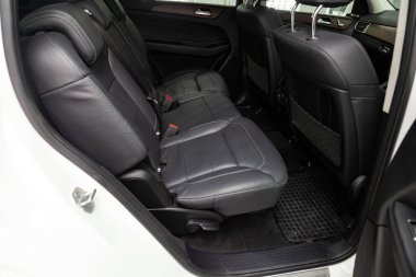 Mat siyah genu arka yolcu koltukları yıkadıktan sonra temiz