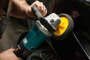 Bir araç poli tutan bir adam işçinin elinde yakın çekim görünümü