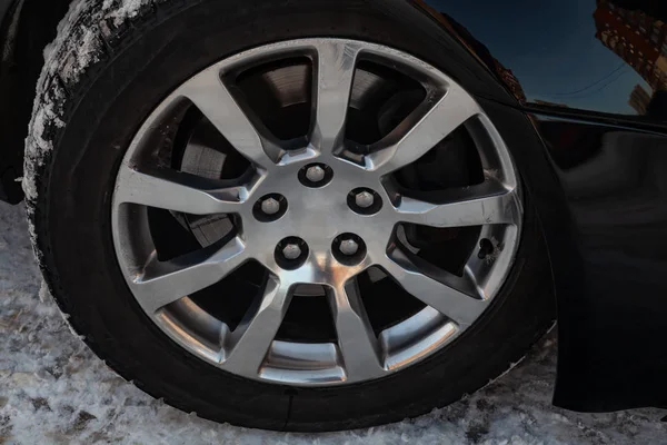 Vorne gedreht Alu-Scheibe Chrom-Rad Ansicht von schwarzen Gebrauchtwagen stan — Stockfoto