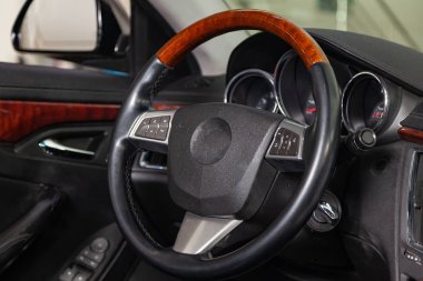 Ön koltuklar ile suv araba siyah renk iç görünümü, st