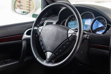 Ön koltuklar ile suv araba siyah renk iç görünümü, st