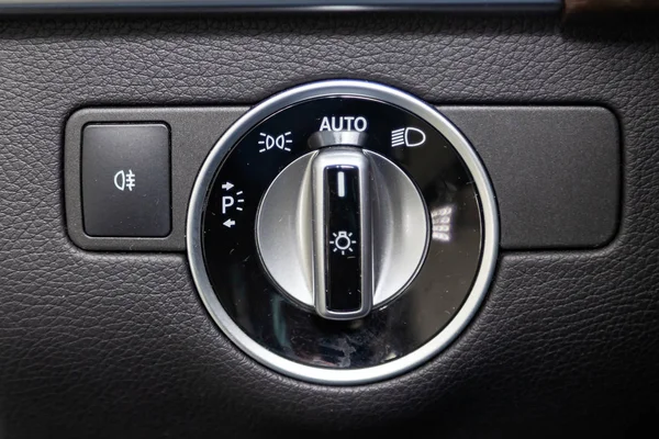 Крупним планом на кнопках керування перемикачем фари і автоматичного — стокове фото