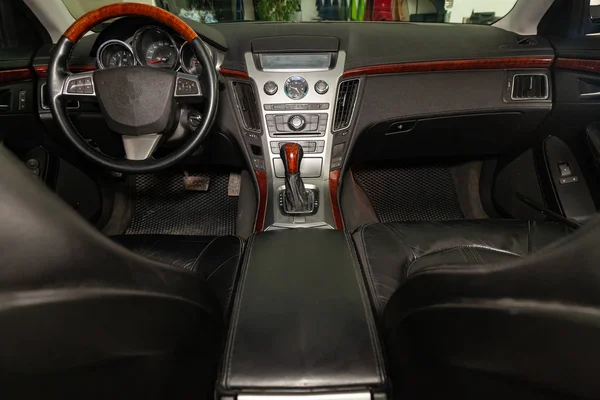 Θέα στο μαύρο χρώμα εσωτερικό του SUV αυτοκίνητο με τα μπροστινά καθίσματα, St — Φωτογραφία Αρχείου