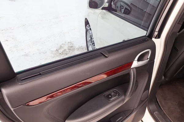 Zonwering op het glas van de achterdeur van de auto zwarte kleur cl — Stockfoto