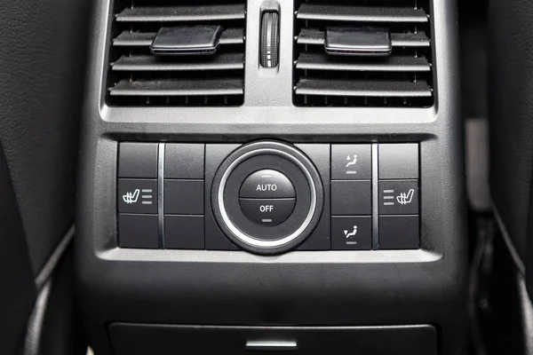 Console central traseiro no painel dentro do carro close-up com c — Fotografia de Stock