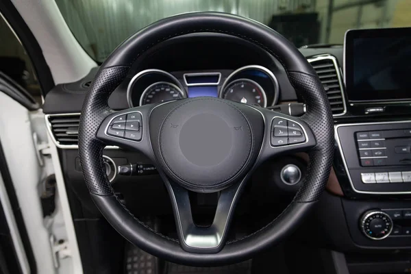 Pohled do černého barevného interiéru vozu SUV s předními sedadly, St — Stock fotografie