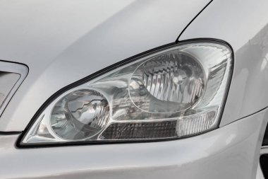 Gümüş ikinci el araba ön far görünümü otomatik showro duruyor