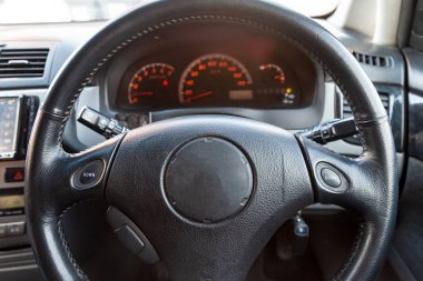 Ön koltuklar ile suv araba siyah renk iç görünümü, st