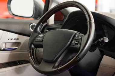 Ön koltuklar ile suv araba siyah renk iç görünümü, st
